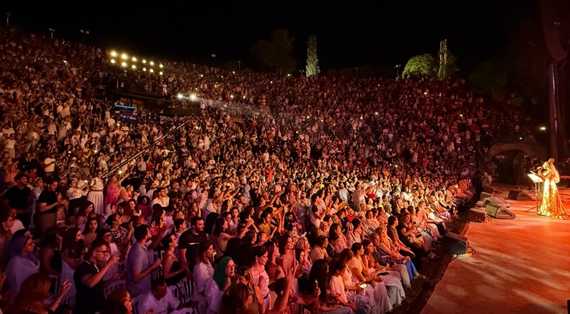 نجوى كرم توثّق حفلها التاريخي في قرطاج