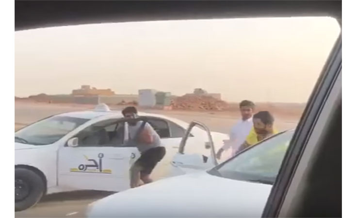 مضاربة بين شباب سعوديون على الطريق تنتهي بمفاجأة!
