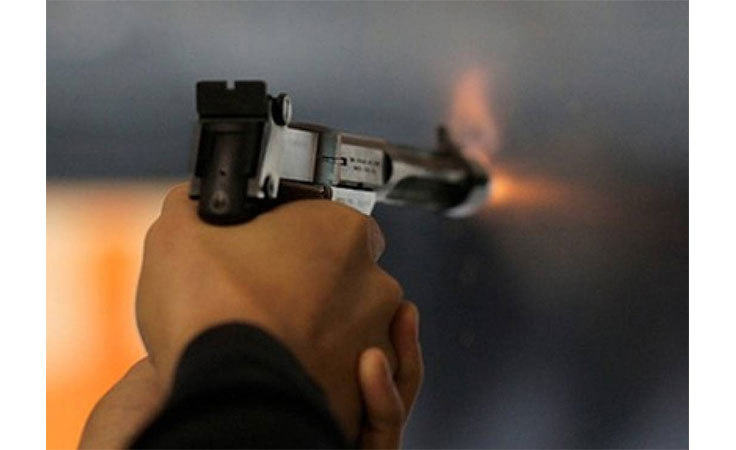 بالفيديو شاب سعودي يمزح مع عامل هندي برفع المسدس فى وجهه