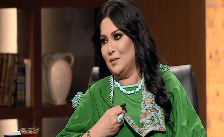 صورة نادرة لنوال الكويتية من كواليس حفلها: فستان قصير بدون مكياج!