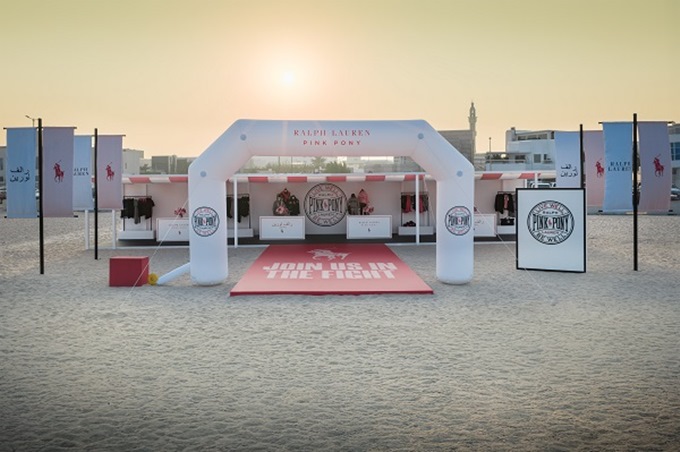 خمسة وعشرون عاماً من الأمل الوردي: رالف لورين تواصل رحلتها في محاربة السرطان