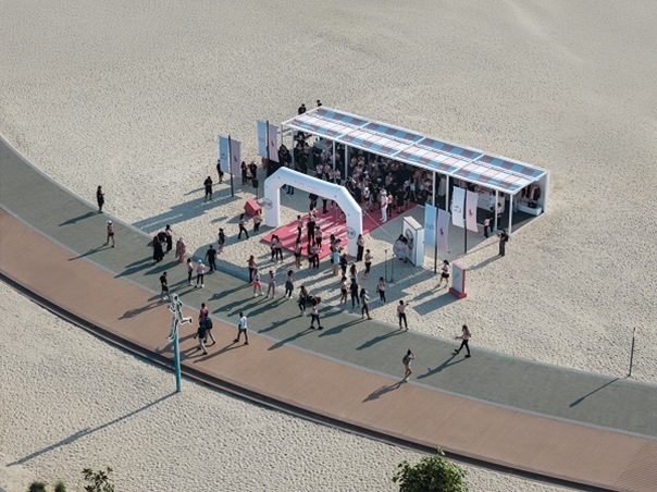 خمسة وعشرون عاماً من الأمل الوردي: رالف لورين تواصل رحلتها في محاربة السرطان