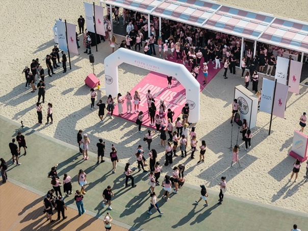 خمسة وعشرون عاماً من الأمل الوردي: رالف لورين تواصل رحلتها في محاربة السرطان