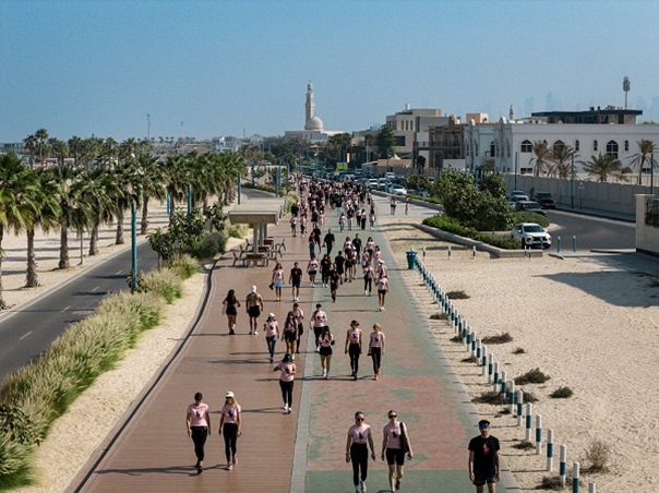 خمسة وعشرون عاماً من الأمل الوردي: رالف لورين تواصل رحلتها في محاربة السرطان