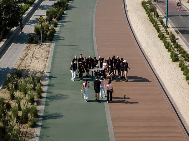 خمسة وعشرون عاماً من الأمل الوردي: رالف لورين تواصل رحلتها في محاربة السرطان