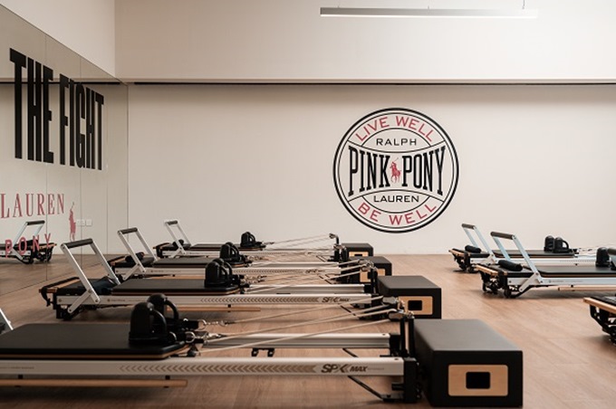 خمسة وعشرون عاماً من الأمل الوردي: رالف لورين تواصل رحلتها في محاربة السرطان