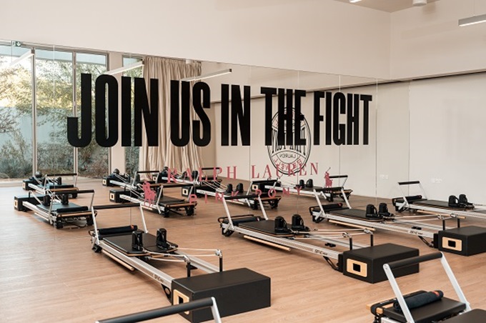 خمسة وعشرون عاماً من الأمل الوردي: رالف لورين تواصل رحلتها في محاربة السرطان