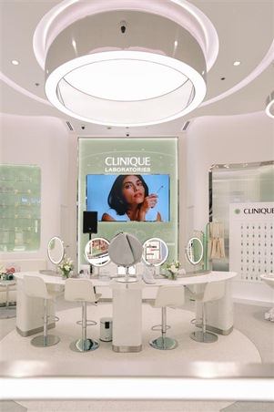 كلينيك تعيد تعريف تجربة العناية بالبشرة في دبي بمتجرين جديدين