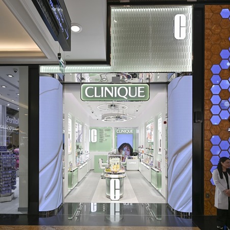 كلينيك تعيد تعريف تجربة العناية بالبشرة في دبي بمتجرين جديدين