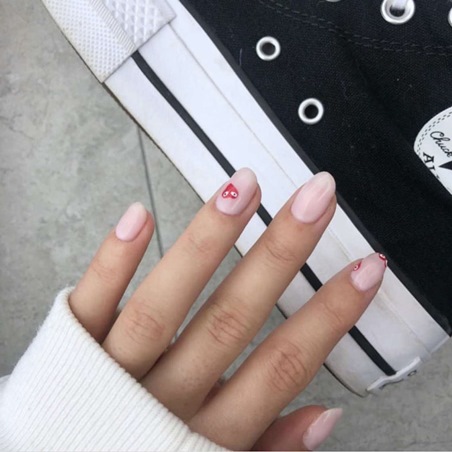 إليكِ أفكار أظافر قصيرة لعيد الحب تُضفي لمسةً من الرقة على أظافرك