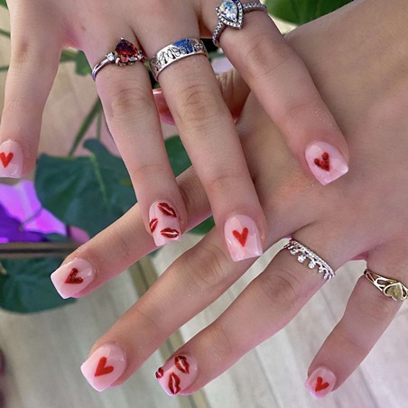 إليكِ أفكار أظافر قصيرة لعيد الحب تُضفي لمسةً من الرقة على أظافرك
