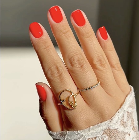 إليكِ أفكار أظافر قصيرة لعيد الحب تُضفي لمسةً من الرقة على أظافرك