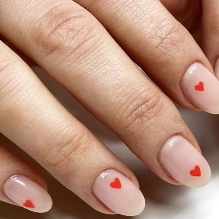 إليكِ أفكار أظافر قصيرة لعيد الحب تُضفي لمسةً من الرقة على أظافرك