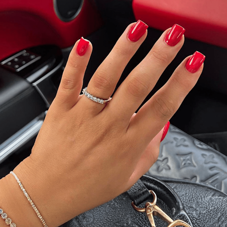 إليكِ أفكار أظافر قصيرة لعيد الحب تُضفي لمسةً من الرقة على أظافرك