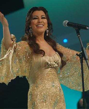 مصمّم أزياء نجوى يكشف سرّ أناقتها: متطلبة ولا تهتمّ بالإثارة