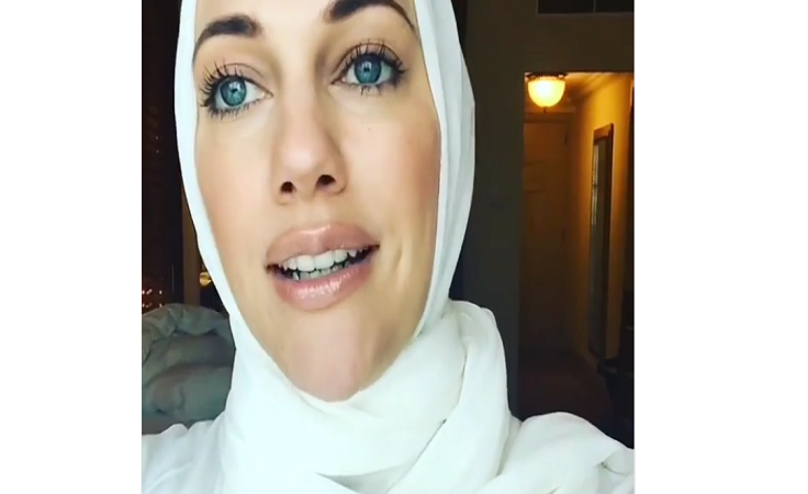 مريم أوزرلي بالحجاب قبل التوجه إلى السعودية