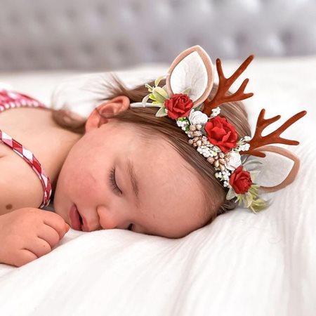 شاهدي أجمل تسريحات وإكسسوارات الشعر للكريسماس.. استوحي منها لأميرتك الصغيرة