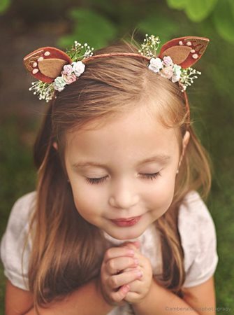 شاهدي أجمل تسريحات وإكسسوارات الشعر للكريسماس.. استوحي منها لأميرتك الصغيرة