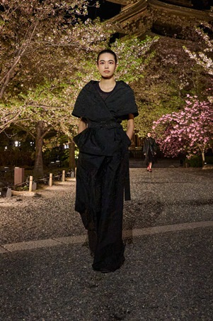 مجموعة ديور خريف 2025 تنطلق من اليابان لتحتفي بأزهار الكرز والكيمونو