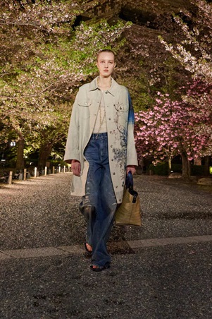 مجموعة ديور خريف 2025 تنطلق من اليابان لتحتفي بأزهار الكرز والكيمونو