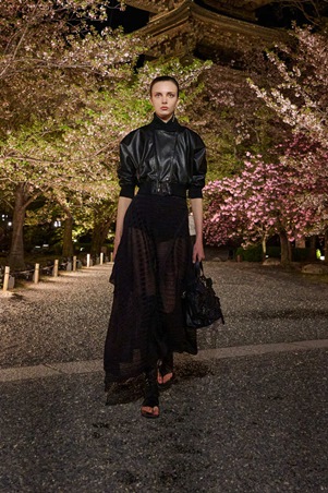 مجموعة ديور خريف 2025 تنطلق من اليابان لتحتفي بأزهار الكرز والكيمونو