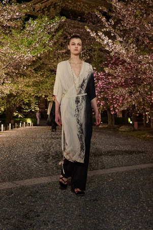 مجموعة ديور خريف 2025 تنطلق من اليابان لتحتفي بأزهار الكرز والكيمونو