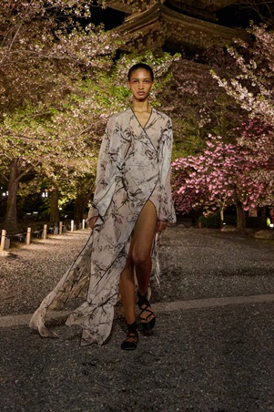 مجموعة ديور خريف 2025 تنطلق من اليابان لتحتفي بأزهار الكرز والكيمونو