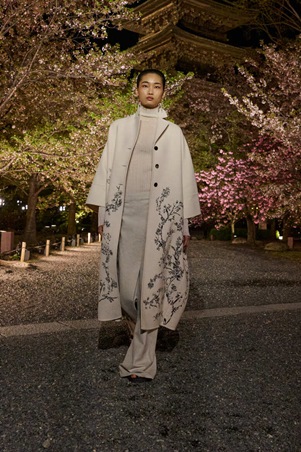 مجموعة ديور خريف 2025 تنطلق من اليابان لتحتفي بأزهار الكرز والكيمونو