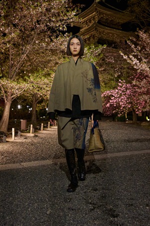 مجموعة ديور خريف 2025 تنطلق من اليابان لتحتفي بأزهار الكرز والكيمونو