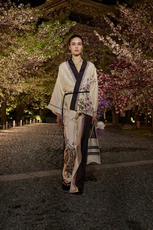 مجموعة ديور خريف 2025 تنطلق من اليابان لتحتفي بأزهار الكرز والكيمونو