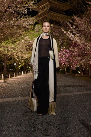 مجموعة ديور خريف 2025 تنطلق من اليابان لتحتفي بأزهار الكرز والكيمونو