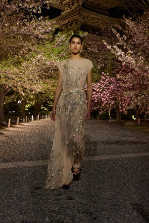 مجموعة ديور خريف 2025 تنطلق من اليابان لتحتفي بأزهار الكرز والكيمونو