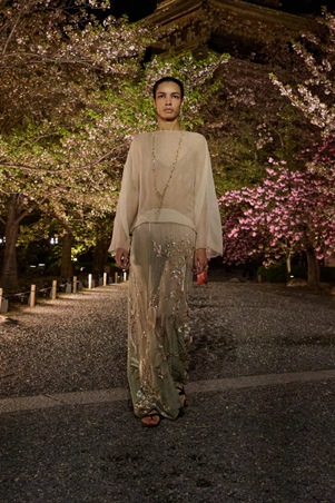 مجموعة ديور خريف 2025 تنطلق من اليابان لتحتفي بأزهار الكرز والكيمونو