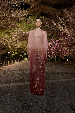 مجموعة ديور خريف 2025 تنطلق من اليابان لتحتفي بأزهار الكرز والكيمونو