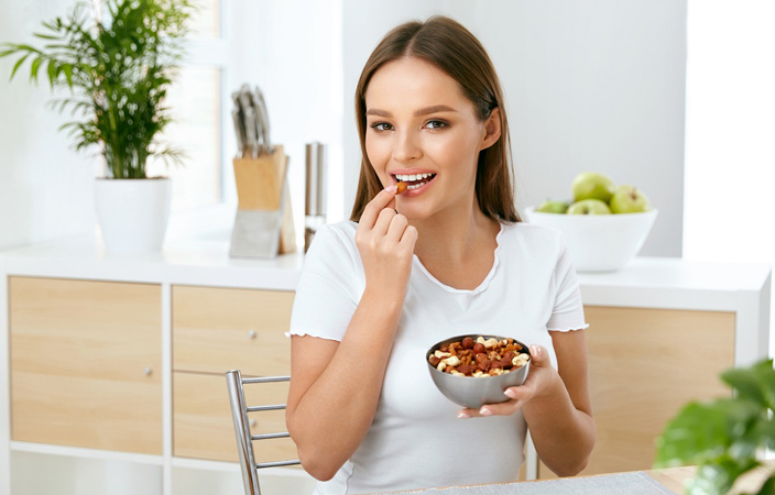 تناول الجوز بانتظام يحميكِ من الإصابة بسرطان الثدي