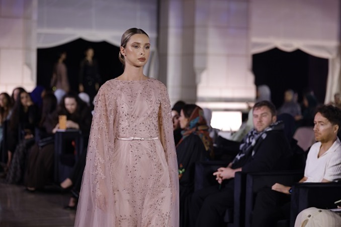 إليك تفاصيل عروض أسبوع مسقط للموضة