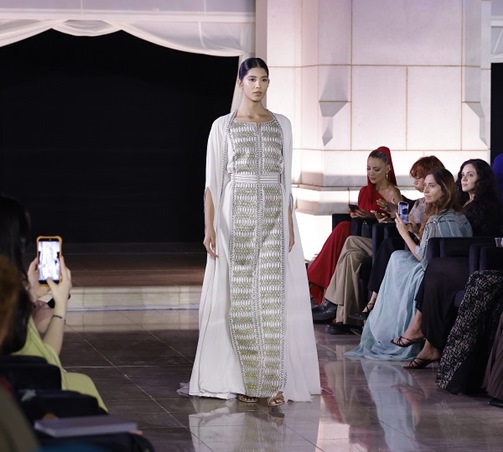 إليك تفاصيل عروض أسبوع مسقط للموضة