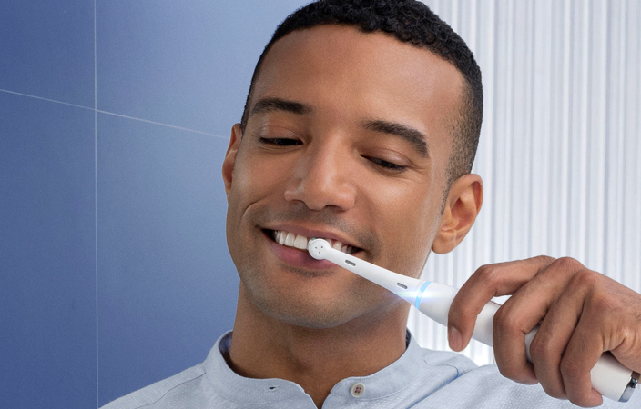 فرشاة أسنان أورال-بي بتقنيةiO  ابتكار استثنائي في عالم العناية بنظافة وصحة الفم