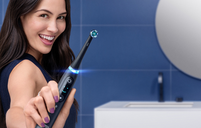 فرشاة أسنان أورال-بي بتقنيةiO  ابتكار استثنائي في عالم العناية بنظافة وصحة الفم