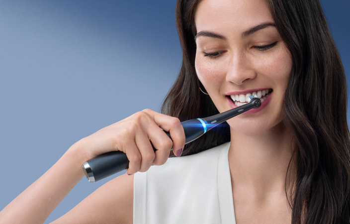 فرشاة أسنان أورال-بي بتقنيةiO  ابتكار استثنائي في عالم العناية بنظافة وصحة الفم