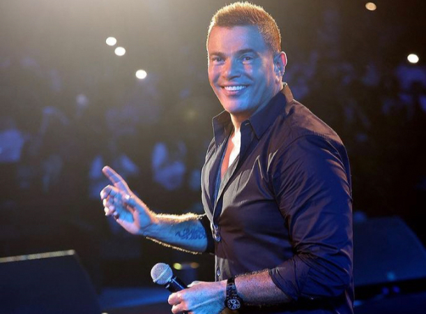 عمرو دياب يستعد لحفله باليونان مع مصوّرته الخاصة