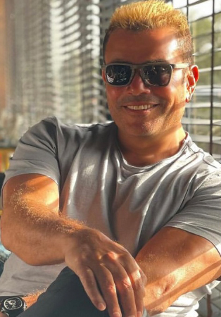 عمرو دياب يستعد لحفله باليونان مع مصوّرته الخاصة