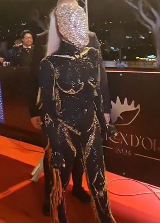 باميلا الكيك ترد على اتهامات بتقليدها للمغني توليت