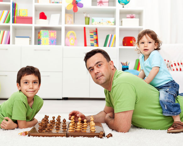 بين الأب والأم يختلف اللعب مع الأطفال نواعم