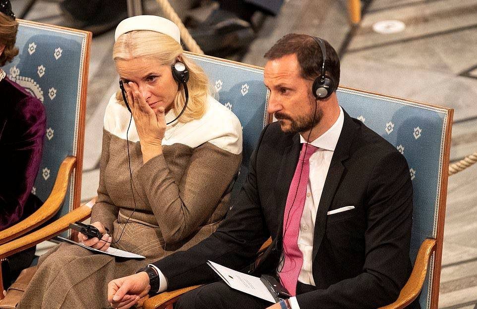 أميرة النرويج تبكي في حفل توزيع جائزة نوبل للسلام