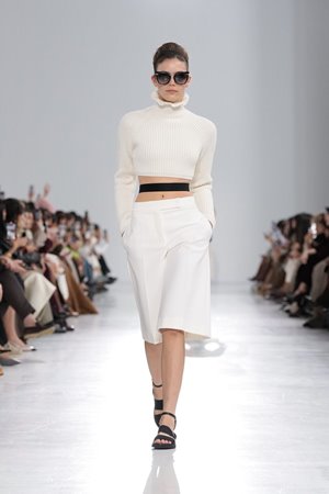 إطلالات الروكوكو برؤية معاصرة في مجموعة Max Mara ربيع 2026