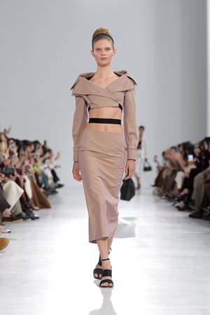 إطلالات الروكوكو برؤية معاصرة في مجموعة Max Mara ربيع 2026