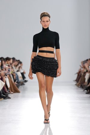 إطلالات الروكوكو برؤية معاصرة في مجموعة Max Mara ربيع 2026