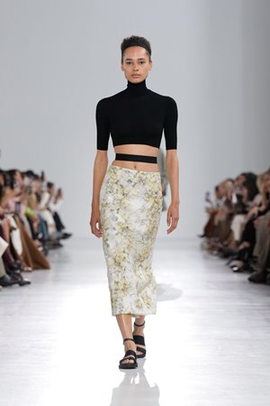إطلالات الروكوكو برؤية معاصرة في مجموعة Max Mara ربيع 2026