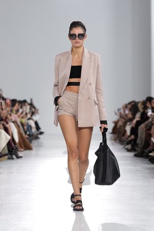إطلالات الروكوكو برؤية معاصرة في مجموعة Max Mara ربيع 2026